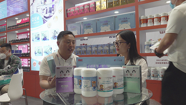 山東科舉藥業(yè)展會現(xiàn)場負責(zé)人楊總介紹展會上的新品.jpg 山東科舉藥業(yè)展會現(xiàn)場負責(zé)人楊總介紹展會上的新品.jpg