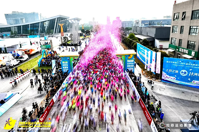 雅泰朵恩酷跑團(tuán)助力“楊馬”激情開跑 (1).jpg 雅泰朵恩酷跑團(tuán)助力“楊馬”激情開跑 (1).jpg